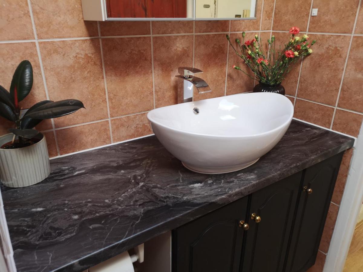 2 Bed Flat, Bounds Green, Piccadilly Line, London N11 Kültér fotó